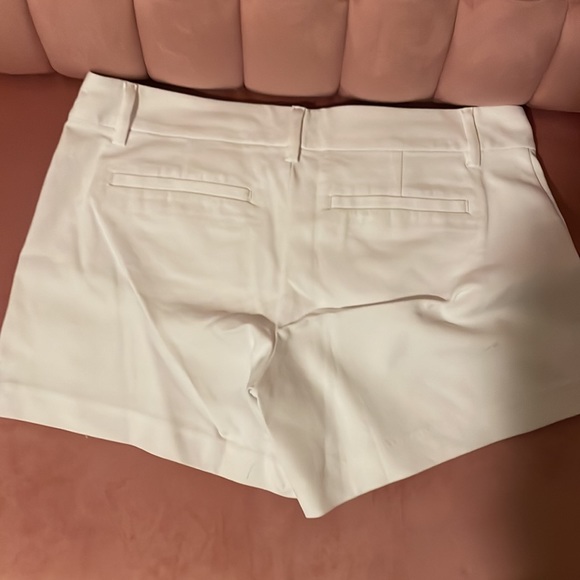 Lilly Pulitzer White Mid Rise Shorts Size 8 - Picture 2 of 2
